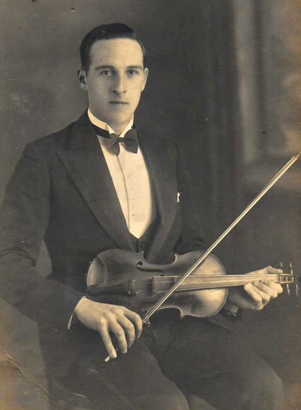 Photo of photos/Harold Gibson MacLennan 1910-1966 portrait